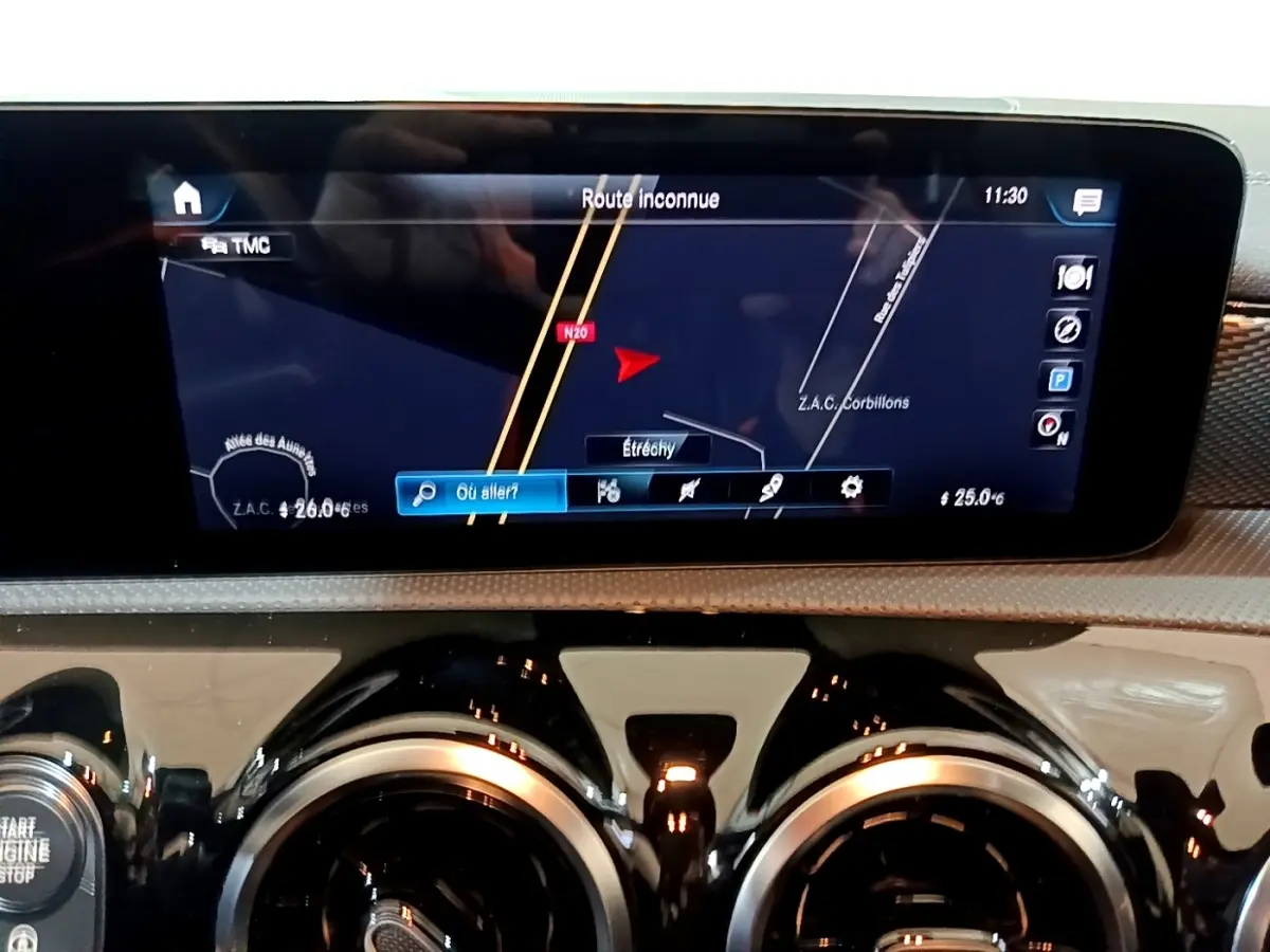 Écran tactile de navigation 10,3 pouces et aérateurs ronds chromés dans le tableau de bord d’une Mercedes CLA 180 d gris clair.