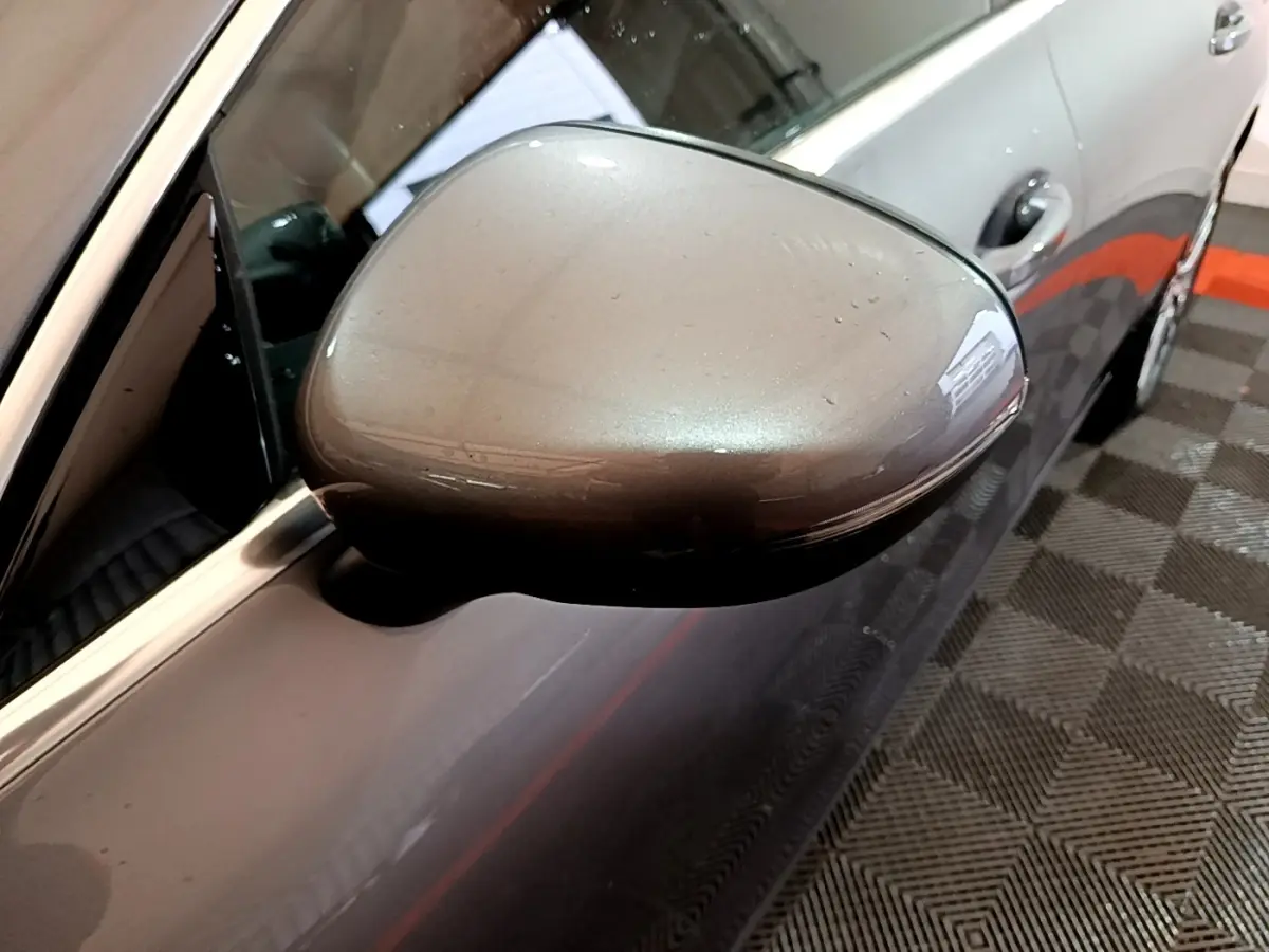 Rétroviseur côté gauche gris clair de la Mercedes CLA 180 d Business Line 2021, vue rapprochée en angle avant.