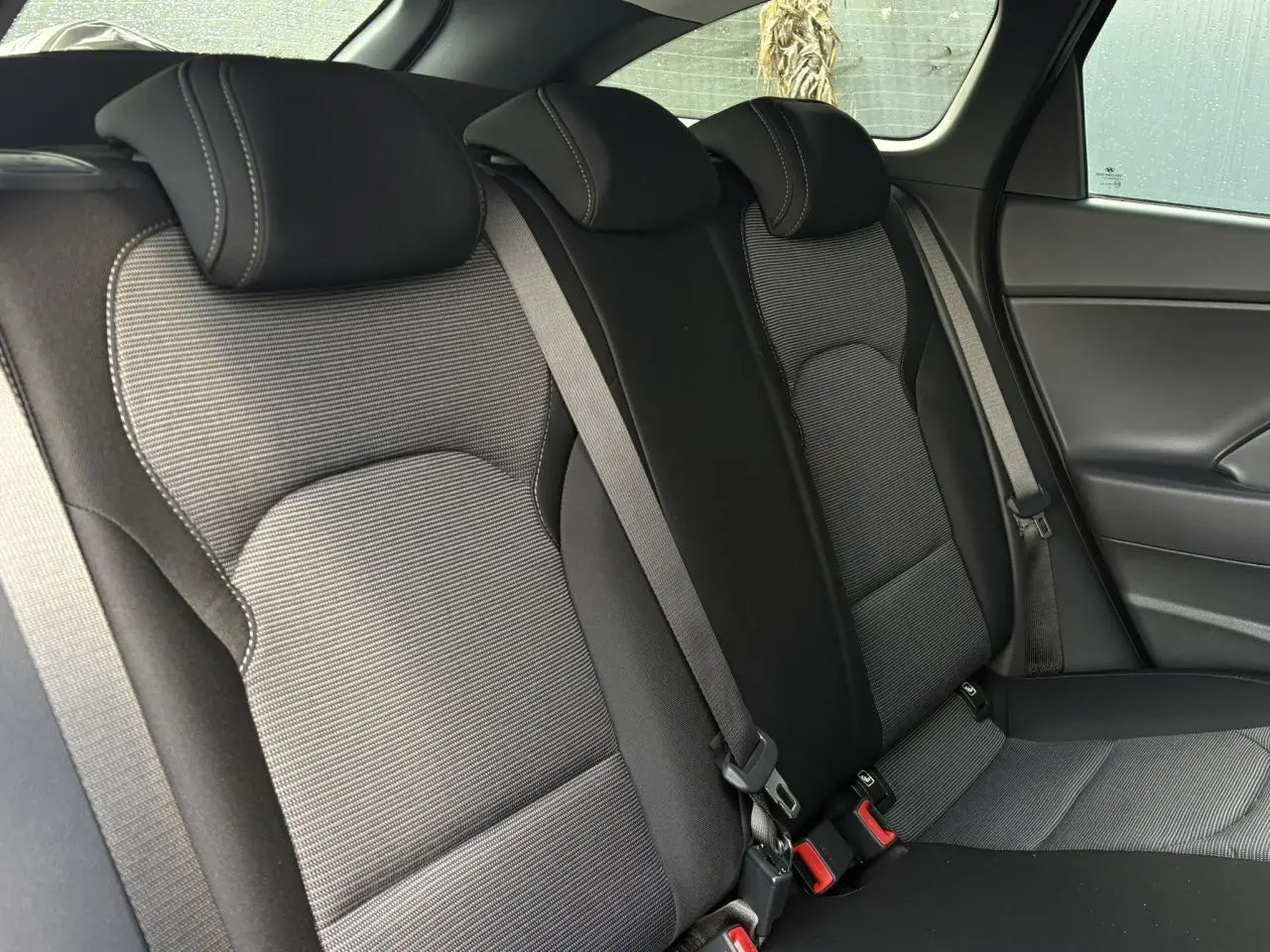 Vue intérieure des sièges arrière gris foncé et tissu texturé de la Hyundai i30 SW T-GDI 120 Modern 2025.