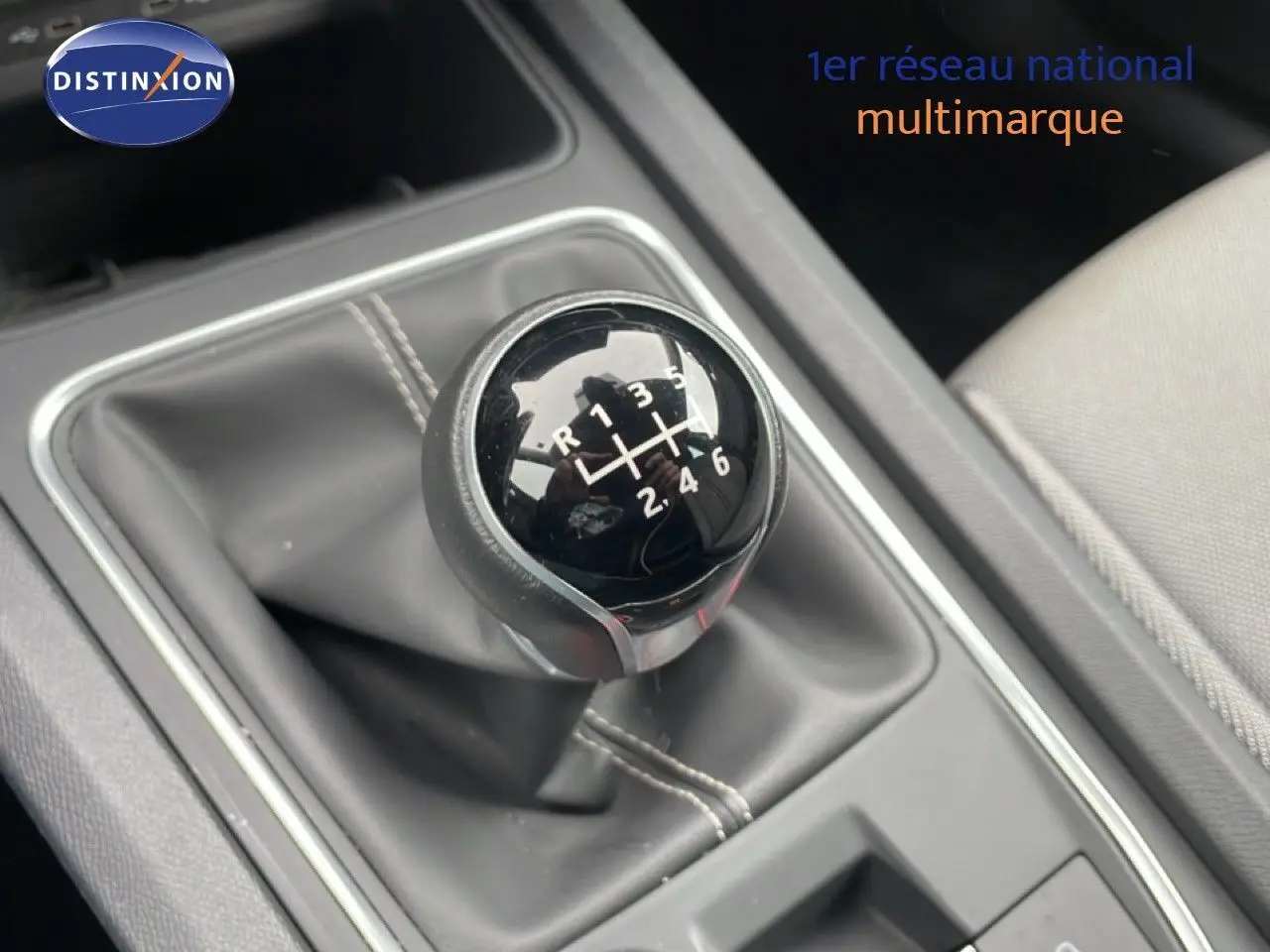 Le levier de vitesses manuel de la SEAT LEON 2025 en gros plan, entouré de sellerie grise et coutures apparentes.