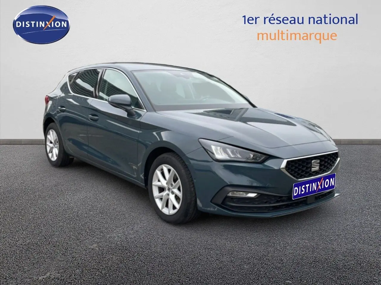 SEAT Leon 2.0 TDI gris magnétique métal vue 3/4 avant droit, avec jantes alliage et calandre distinctive.