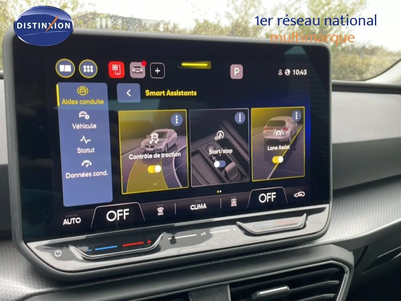 Écran tactile central de la SEAT Leon 2025 gris magnétique, affichant les assistants de conduite et la climatisation.