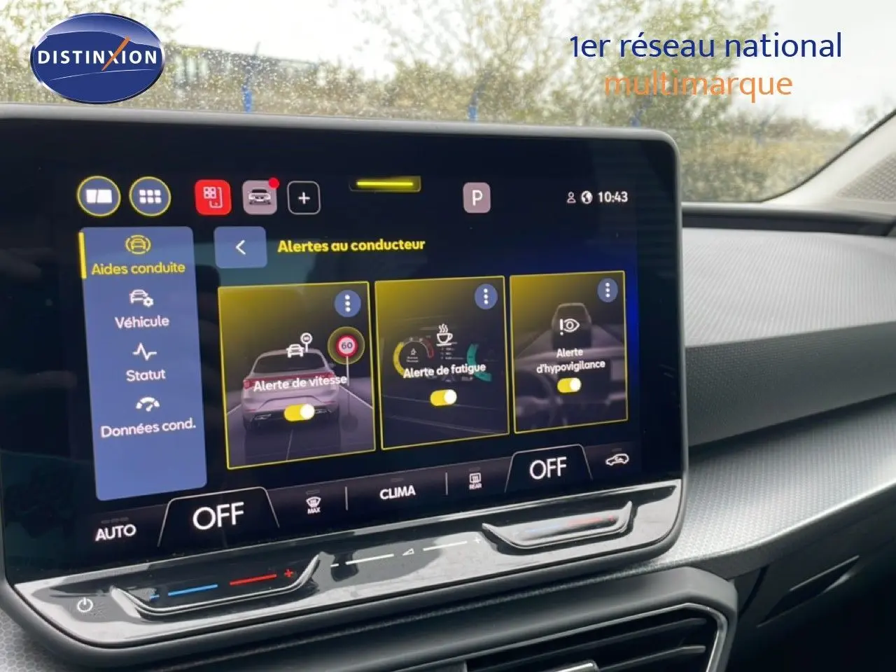 Écran tactile central affichant les alertes au conducteur dans l’habitacle d’une SEAT LEON gris magnétique, vue de face.