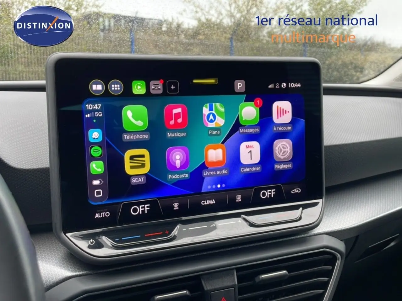 Écran tactile central du tableau de bord du SEAT Leon gris magnétique, affichant l’interface multimédia connectée.