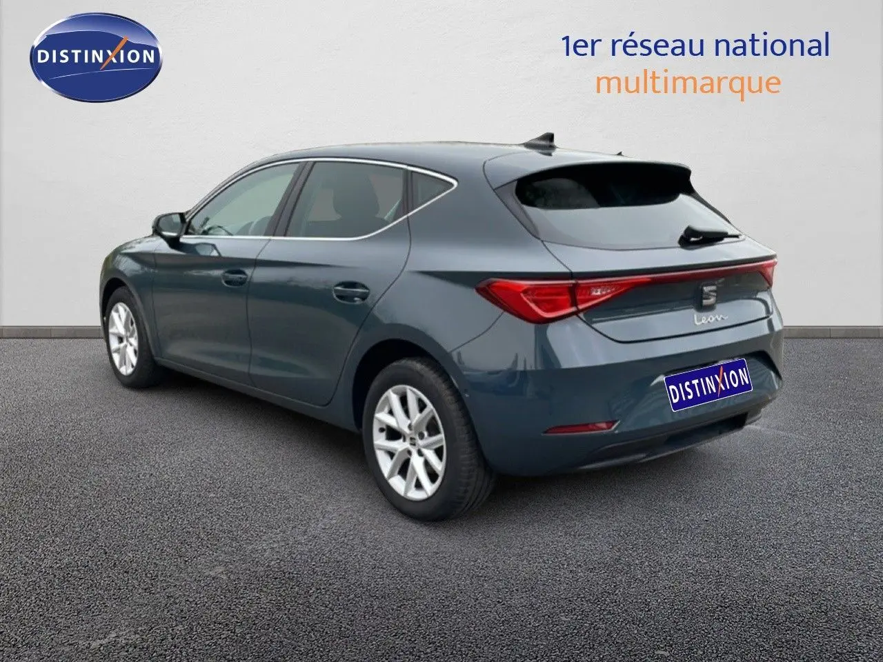 Vue 3/4 arrière droite d'une SEAT Leon gris magnétique métal avec feux LED et jantes alliage 16 pouces.