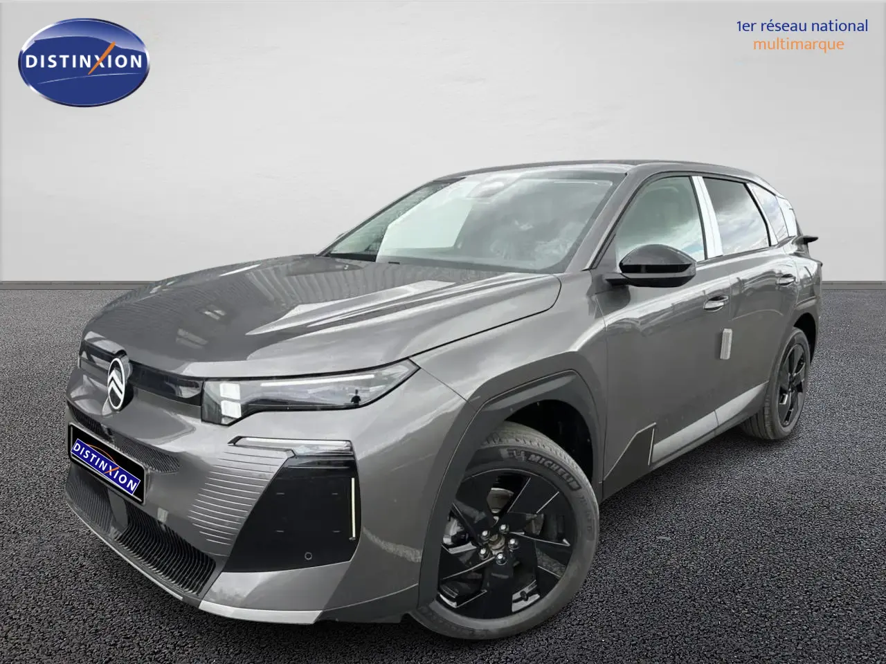 Citroën C5 Aircross gris platinium en 3/4 avant droit, avec jantes noires et calandre moderne.
