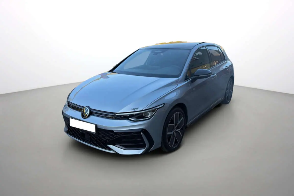Volkswagen Golf E-TSI 150 R-Line gris argent dolomite vue 3/4 avant avec jantes alu 18 pouces et phares LED.