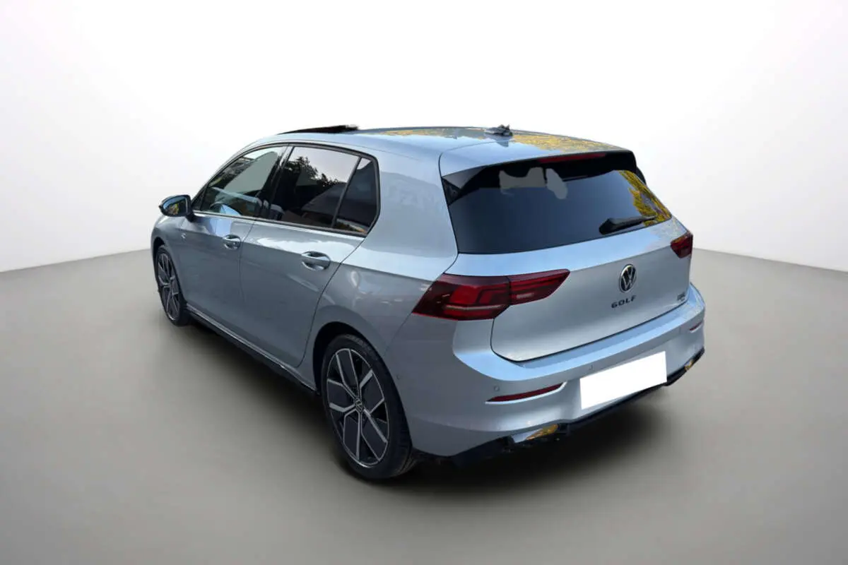 Volkswagen Golf E-TSI 150 R-Line gris argent dolomite vue 3/4 arrière droit avec vitres surteintées et jantes alu 18 pouces.