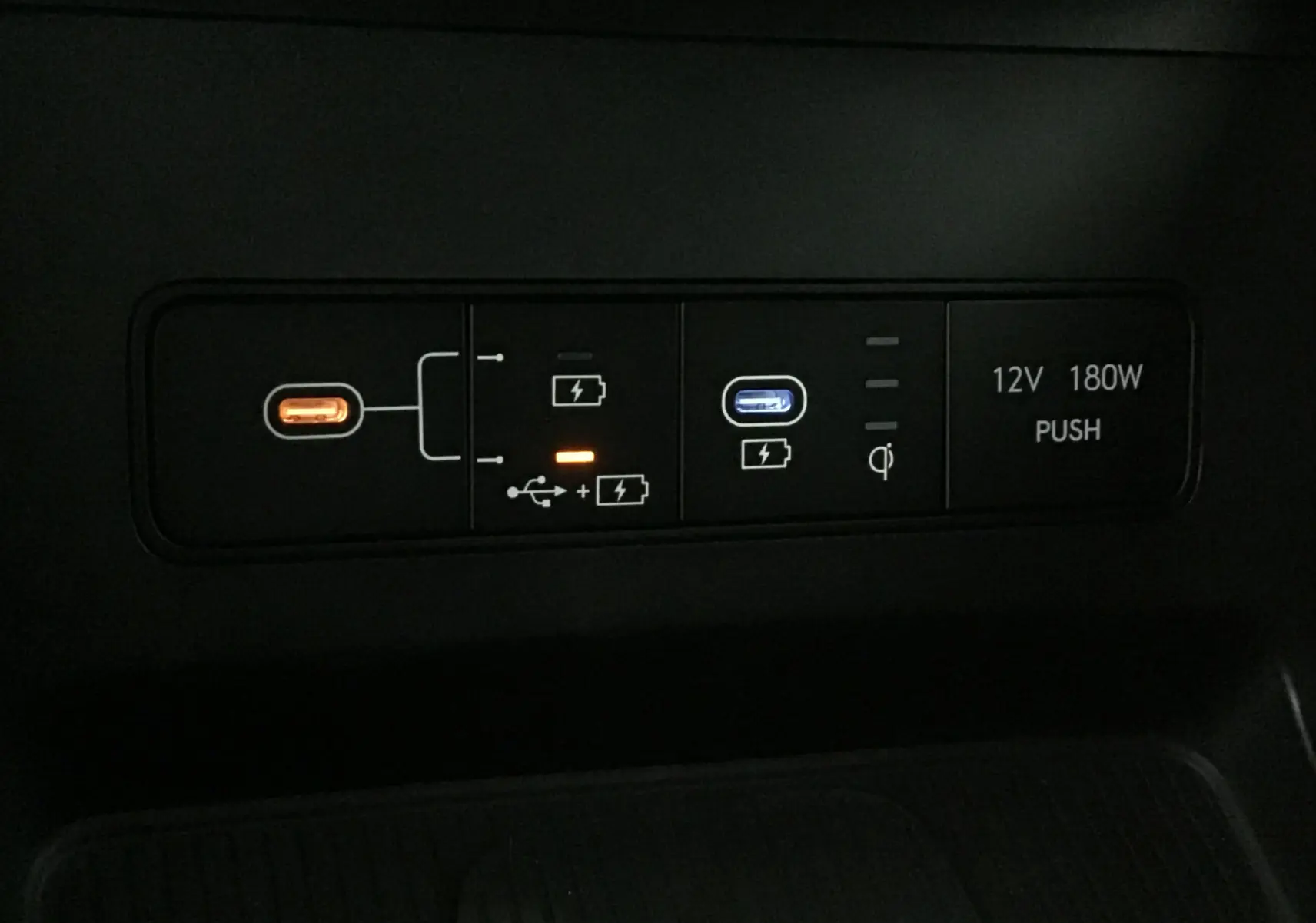 Gros plan sur les ports USB et prise 12V du Hyundai Tucson 2025 bleu Salling, soulignant les options de recharge intérieure.