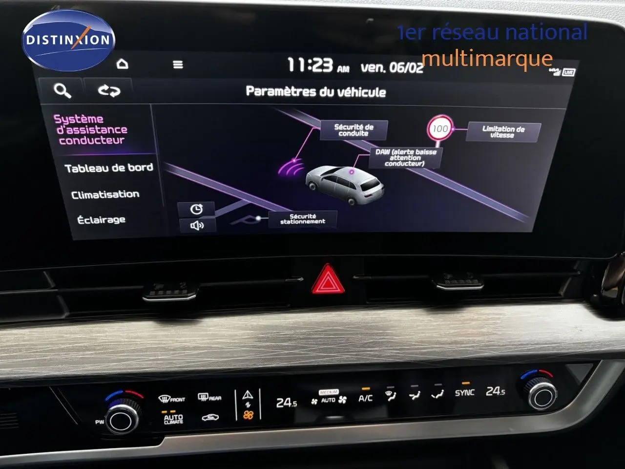 Vue intérieure du tableau de bord du Kia Sportage 2025, écran tactile affichant les paramètres d’assistance conducteur.