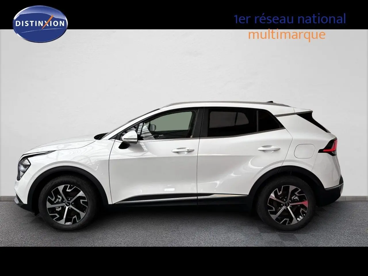 Profil latéral droit du KIA SPORTAGE blanc nacré métal 2025 avec jantes alliage noires et toit blanc.
