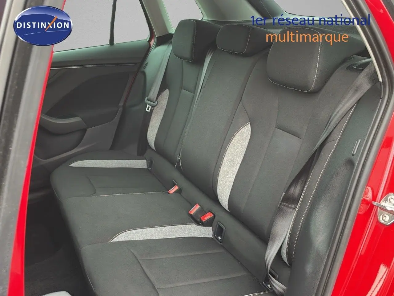 Vue intérieure sur les sièges arrière en tissu gris et noir du Skoda Kamiq rouge velvet métal 2024, porte ouverte côté droit.