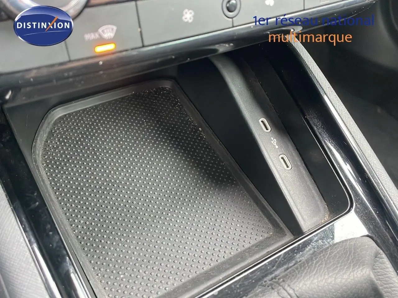 Gros plan sur la console centrale noire du Skoda Kamiq 2024, avec ports USB-C et surface antidérapante.