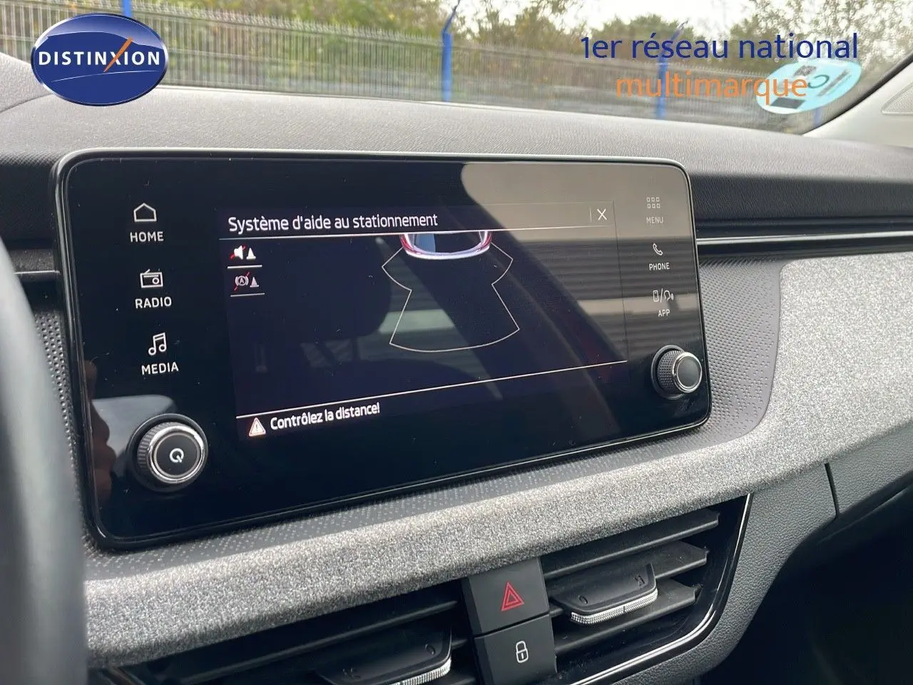 Écran tactile central affichant l'aide au stationnement dans l'habitacle du Skoda Kamiq 2024.