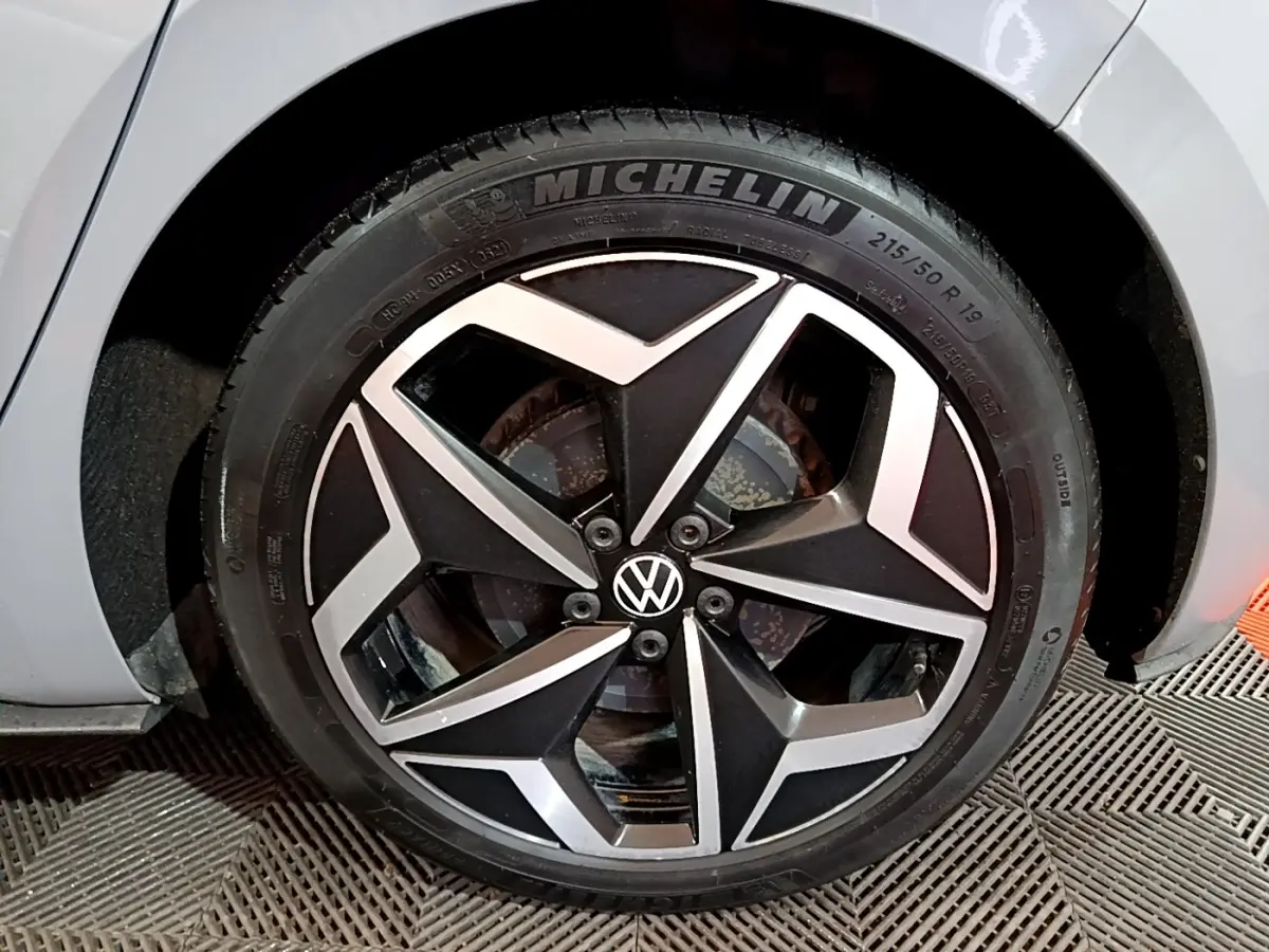 Gros plan sur la roue avant droite gris foncé d’un Volkswagen ID.3 77 kWh Pro S avec jante alliage noire et argent.