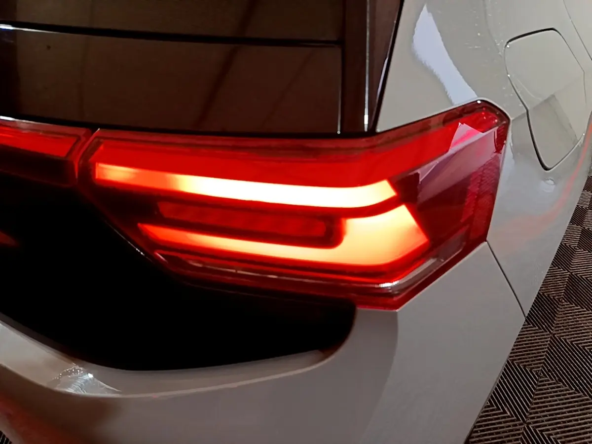 Gros plan sur le feu arrière droit rouge d’un Volkswagen ID.3 gris foncé 2022, vue arrière latérale.