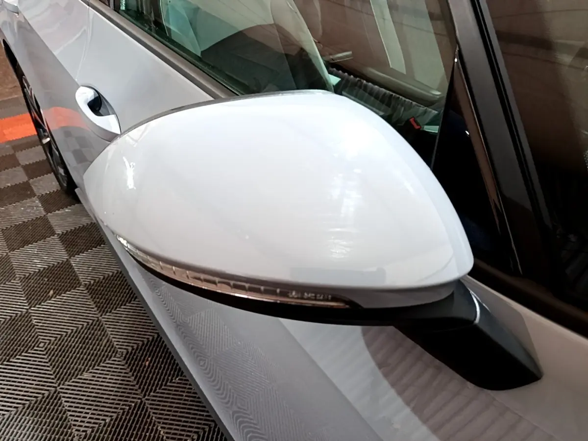 Gros plan sur le rétroviseur droit blanc du Volkswagen ID.3 gris foncé, avec clignotant intégré.