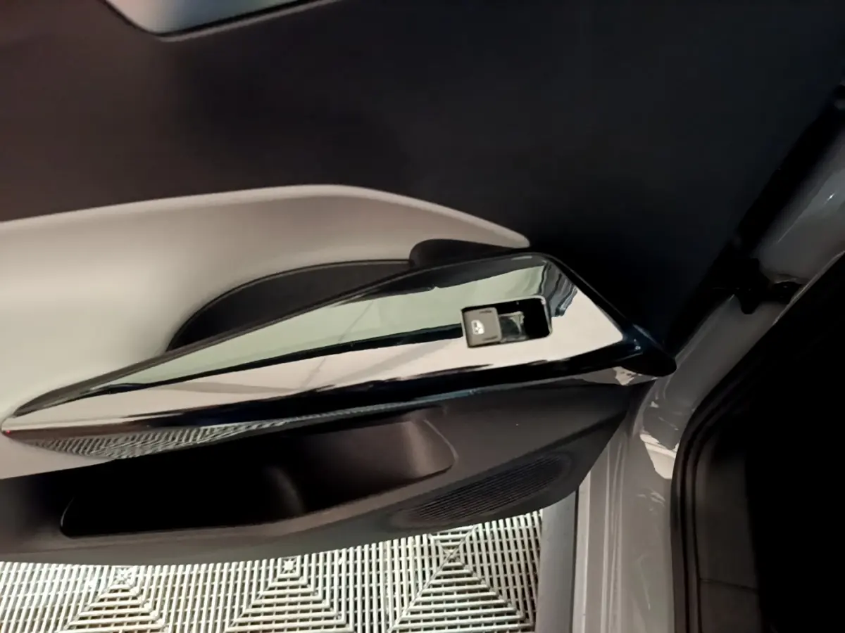 Détail de la poignée intérieure noire brillante de la porte côté conducteur du Volkswagen ID.3 gris foncé 2022.