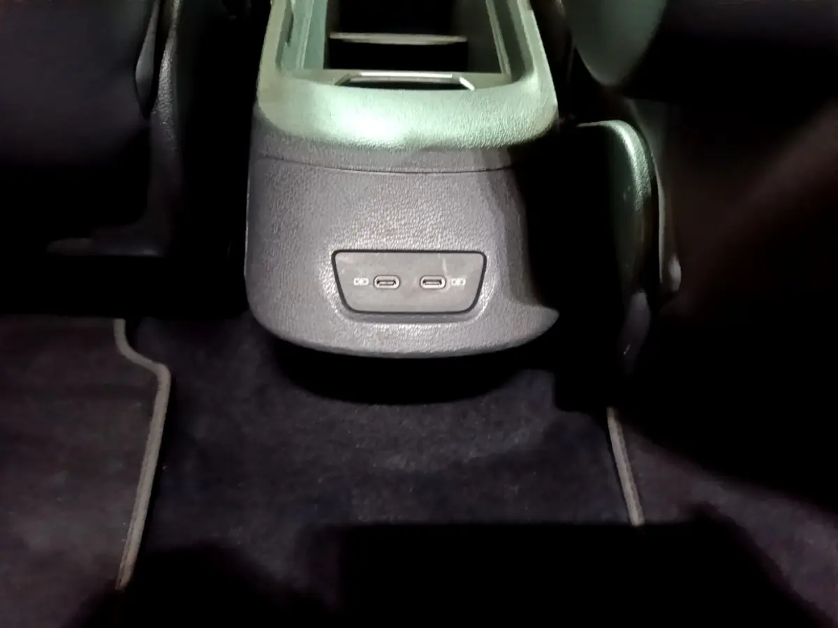 Vue rapprochée des ports USB-C arrière intégrés à la console centrale noire du Volkswagen ID.3 77 kWh Pro S 2022.