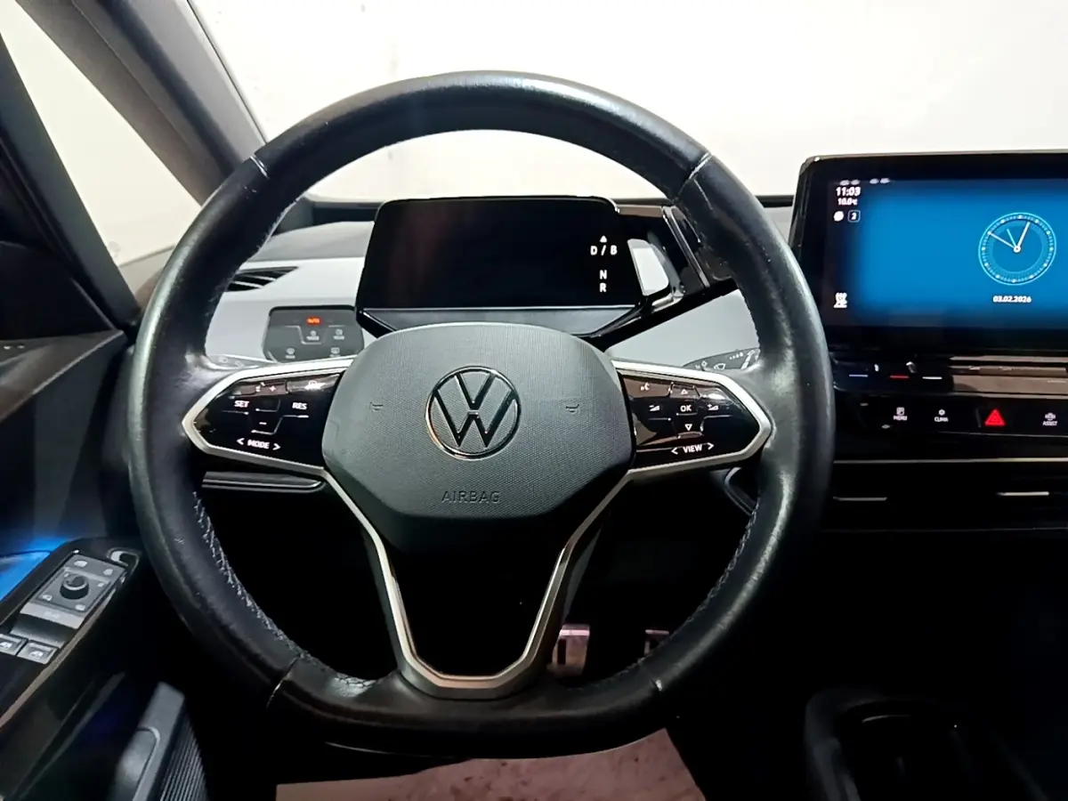 Vue intérieure centrée sur le volant cuir noir et l'écran tactile du tableau de bord du Volkswagen ID.3 77 kWh Pro S.