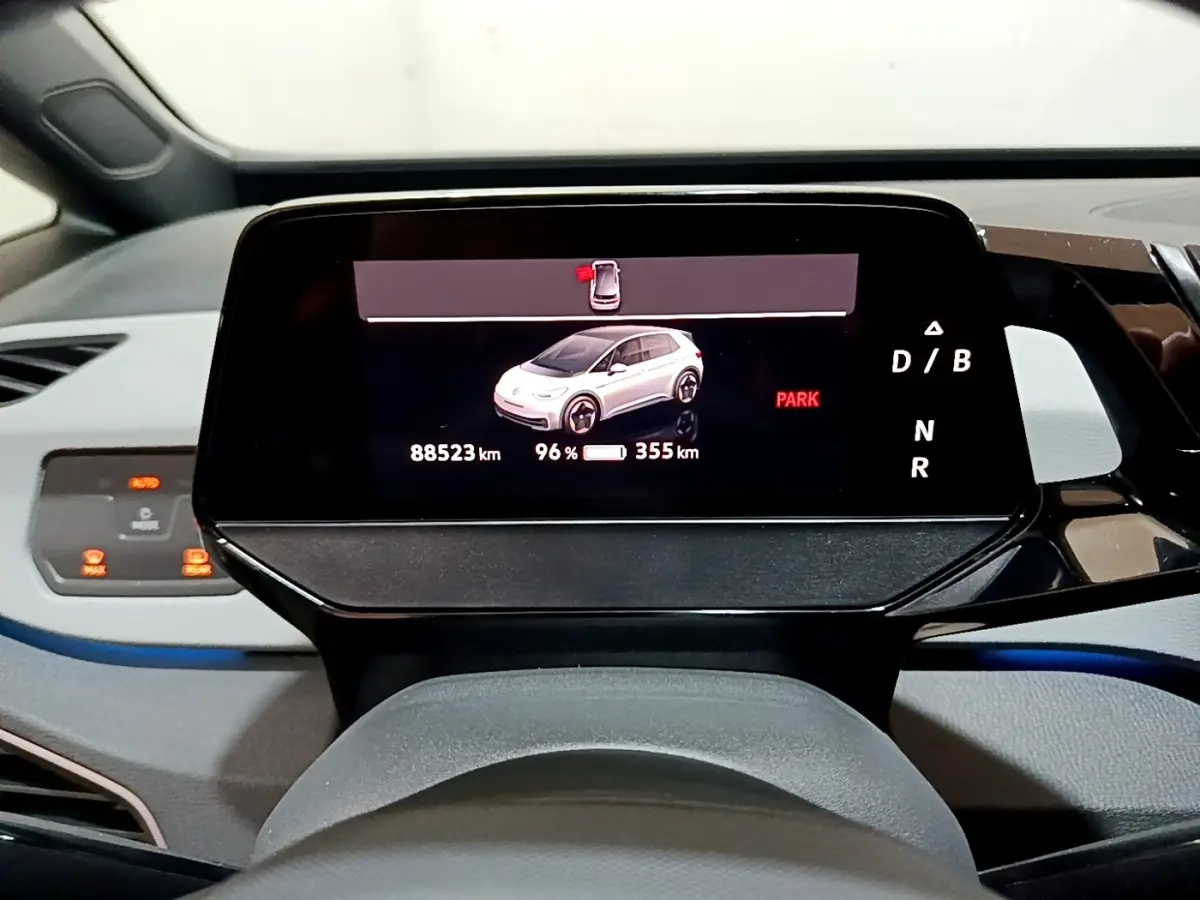 Affichage numérique central du tableau de bord du Volkswagen ID.3 77 kWh Pro S, vue frontale intérieure.