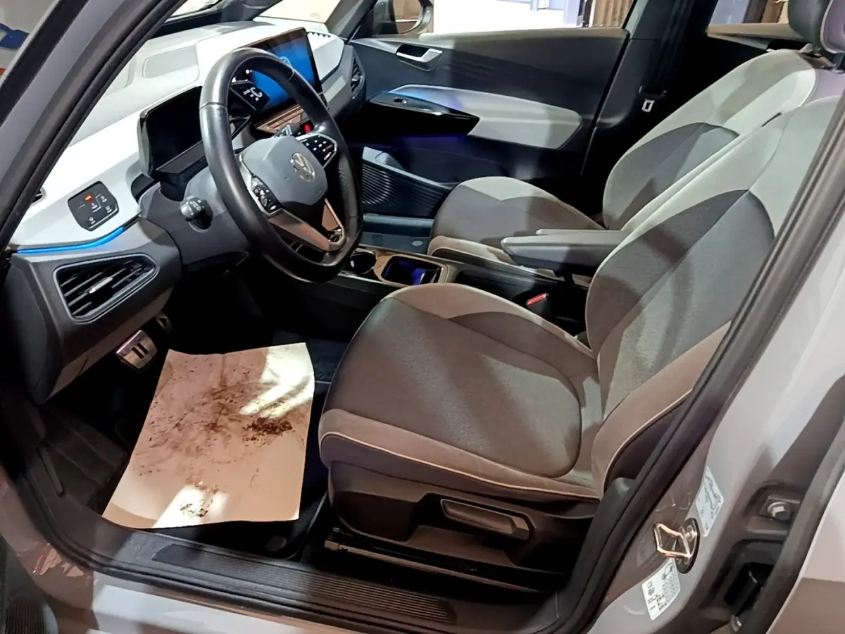 Vue intérieure côté conducteur du Volkswagen ID.3 77 kWh Pro S 2022, sièges gris et tableau de bord moderne avec écran digital.