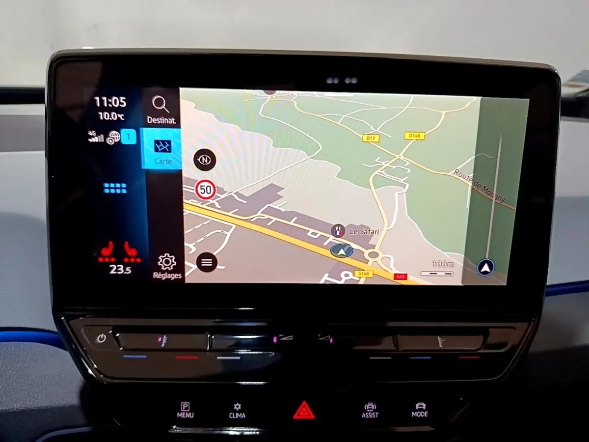 Écran tactile central affichant la navigation GPS dans l’habitacle d’une Volkswagen ID.3 77 kWh Pro S 2022.
