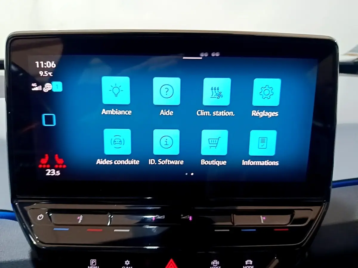 Écran tactile central du tableau de bord du Volkswagen ID.3 77 kWh Pro S affichant les menus de climatisation et aides à la conduite.