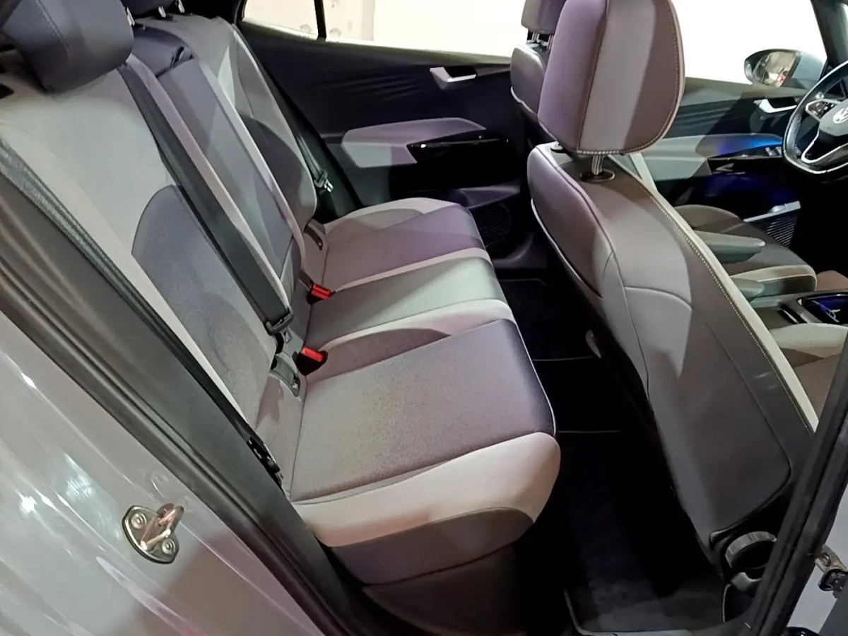 Vue intérieure côté gauche montrant la banquette arrière grise et les sièges avant du Volkswagen ID.3 77 kWh Pro S 2022.