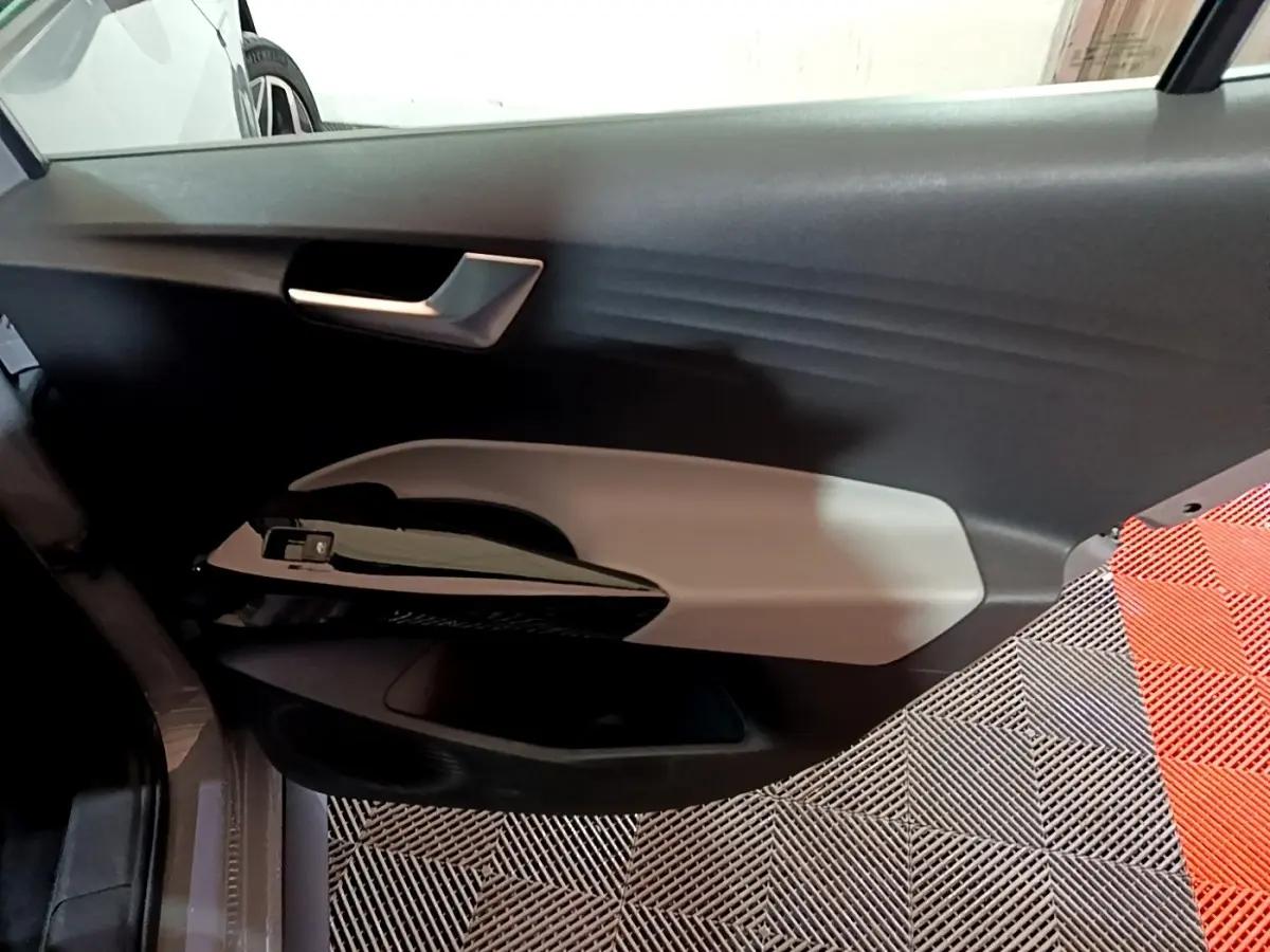 Vue intérieure de la porte côté conducteur du Volkswagen ID.3 77 kWh Pro S avec garniture bicolore noir et gris clair.