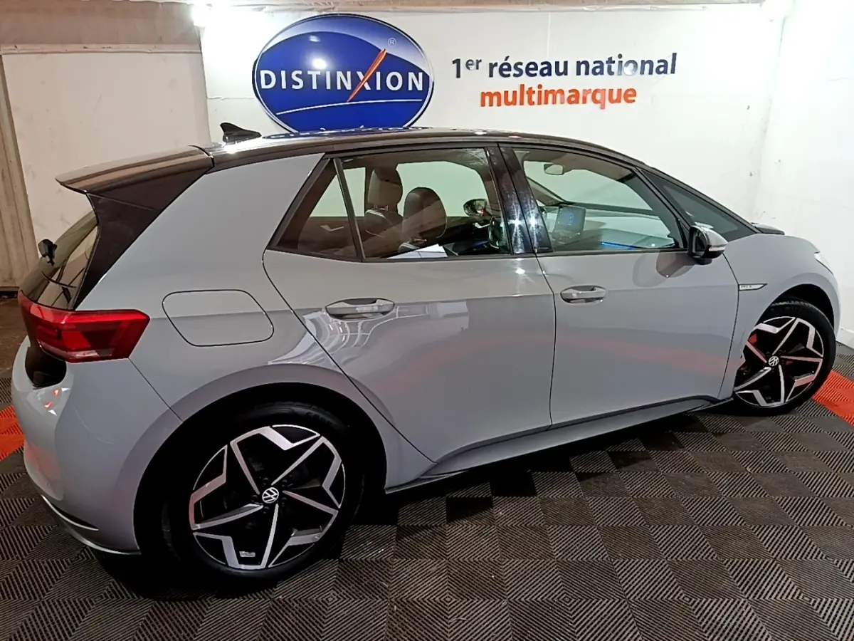 Vue latérale droite d'une Volkswagen ID.3 77 kWh Pro S gris foncé avec jantes noires et toit noir.