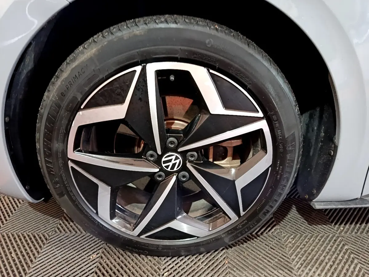 Gros plan sur la jante avant droite noire et argentée du Volkswagen ID.3 77 kWh Pro S gris foncé de 2022.