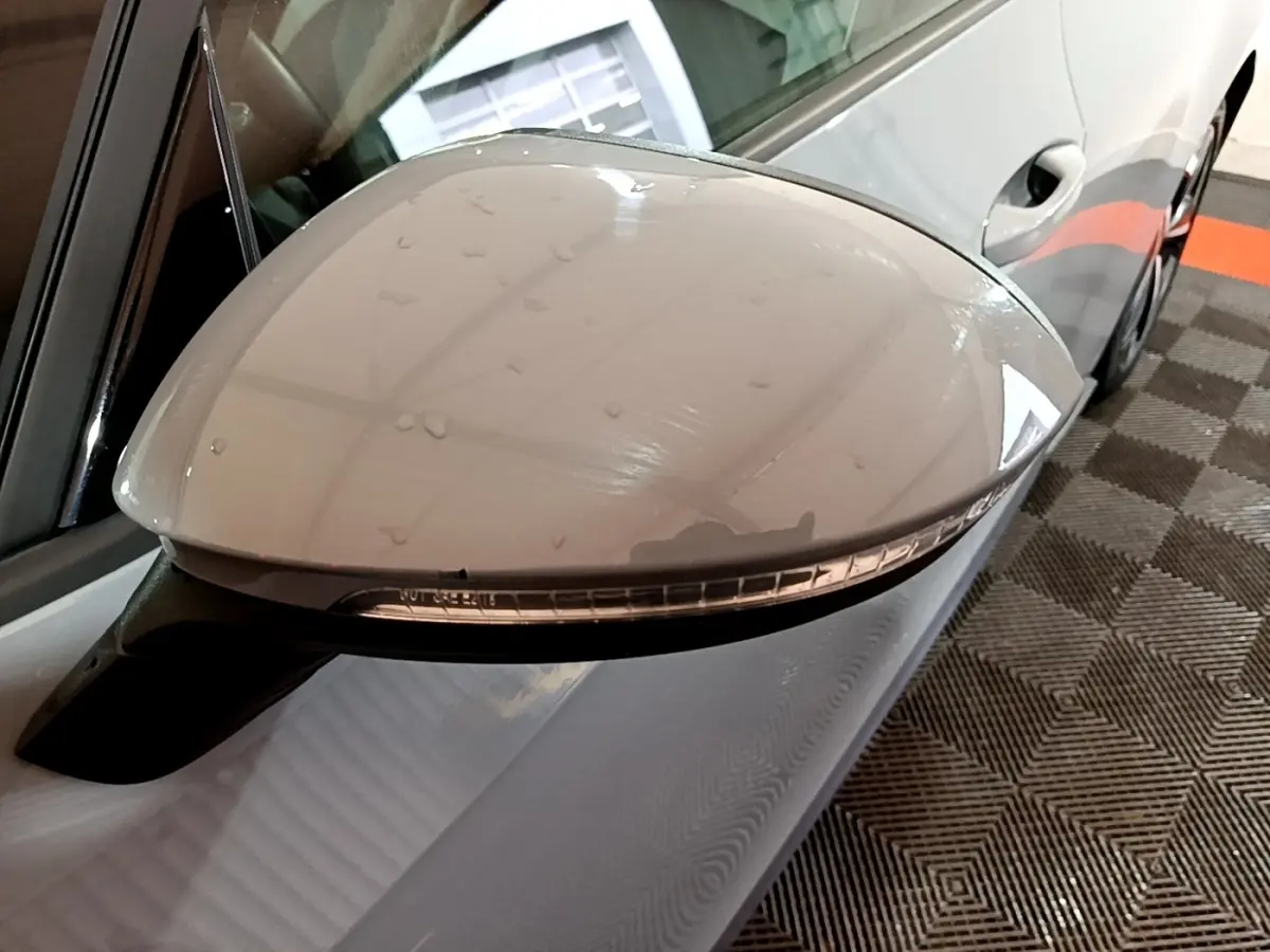 Rétroviseur côté gauche gris foncé du Volkswagen ID.3 77 kWh Pro S avec clignotant intégré, vue rapprochée en intérieur.