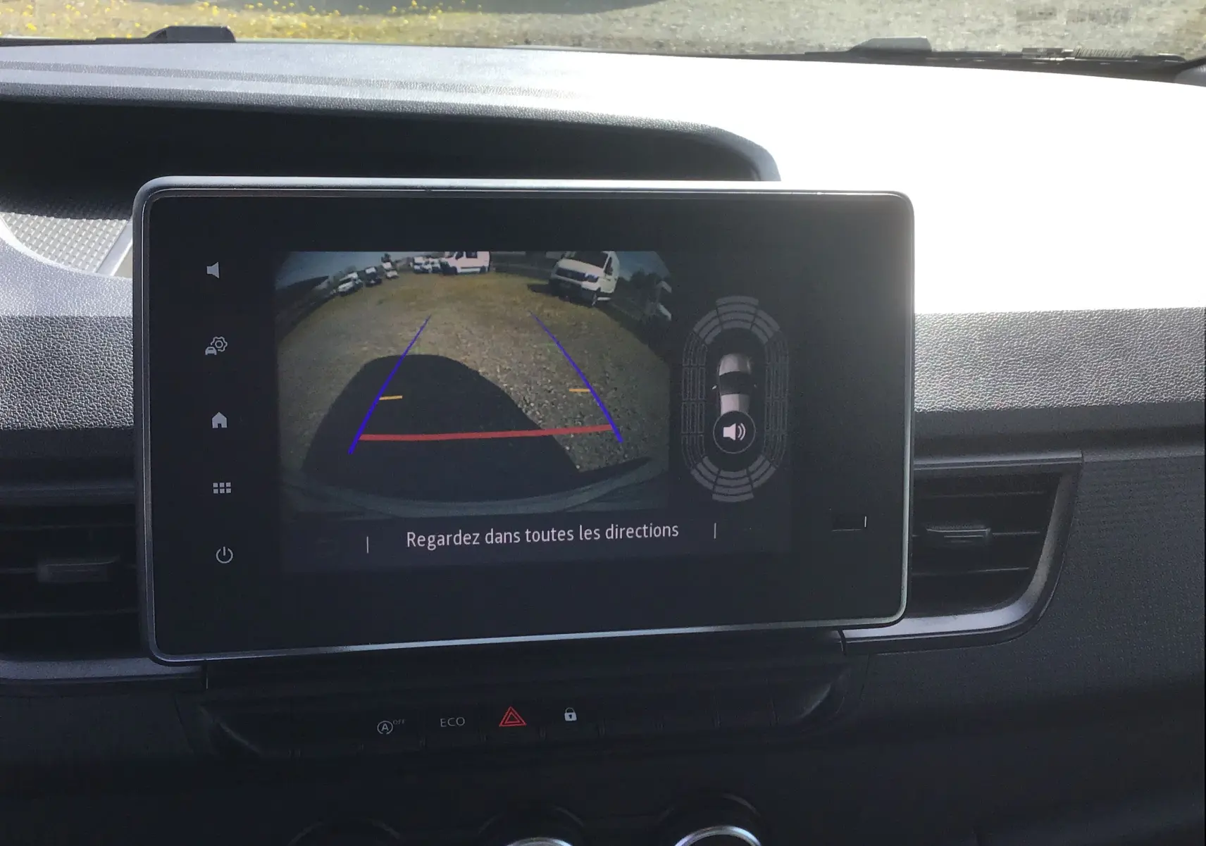 Écran central du Renault Kangoo 2024 montrant la caméra de recul avec lignes de guidage en bleu, rouge et jaune.