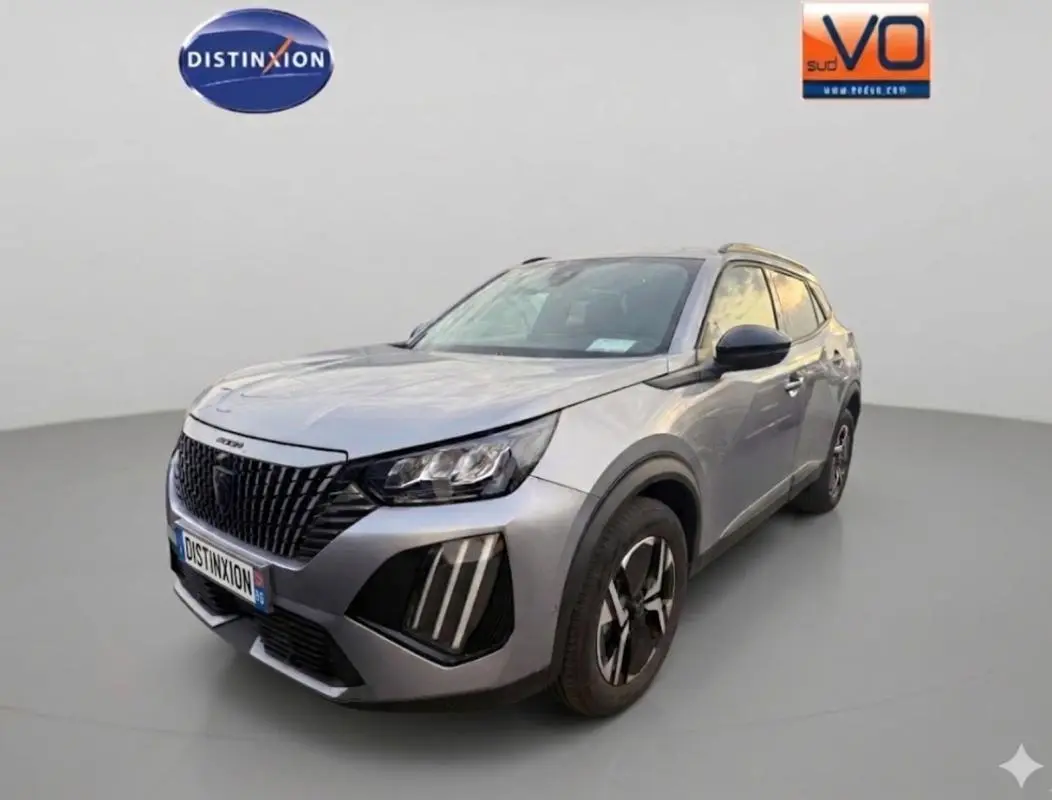 Peugeot 2008 Hybrid gris vue 3/4 avant droit avec barres de toit et jantes alliage 17 pouces.