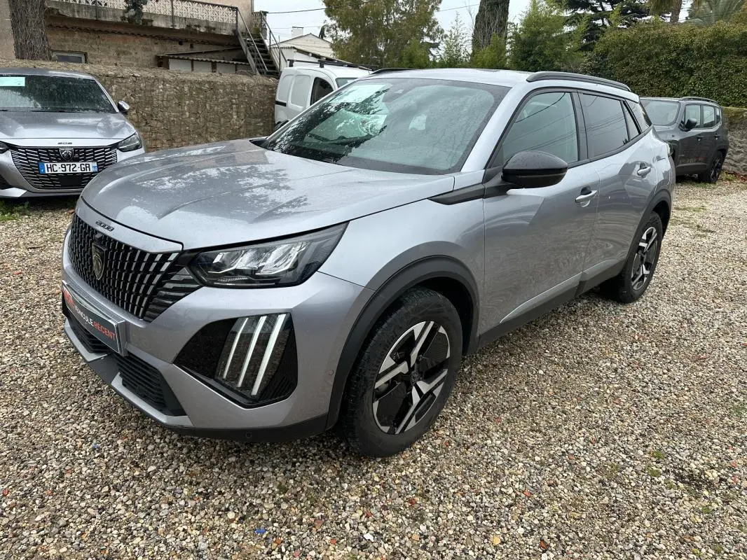 Peugeot 2008 Hybrid gris vue 3/4 avant droit, avec barres de toit et jantes alliage 17 pouces.