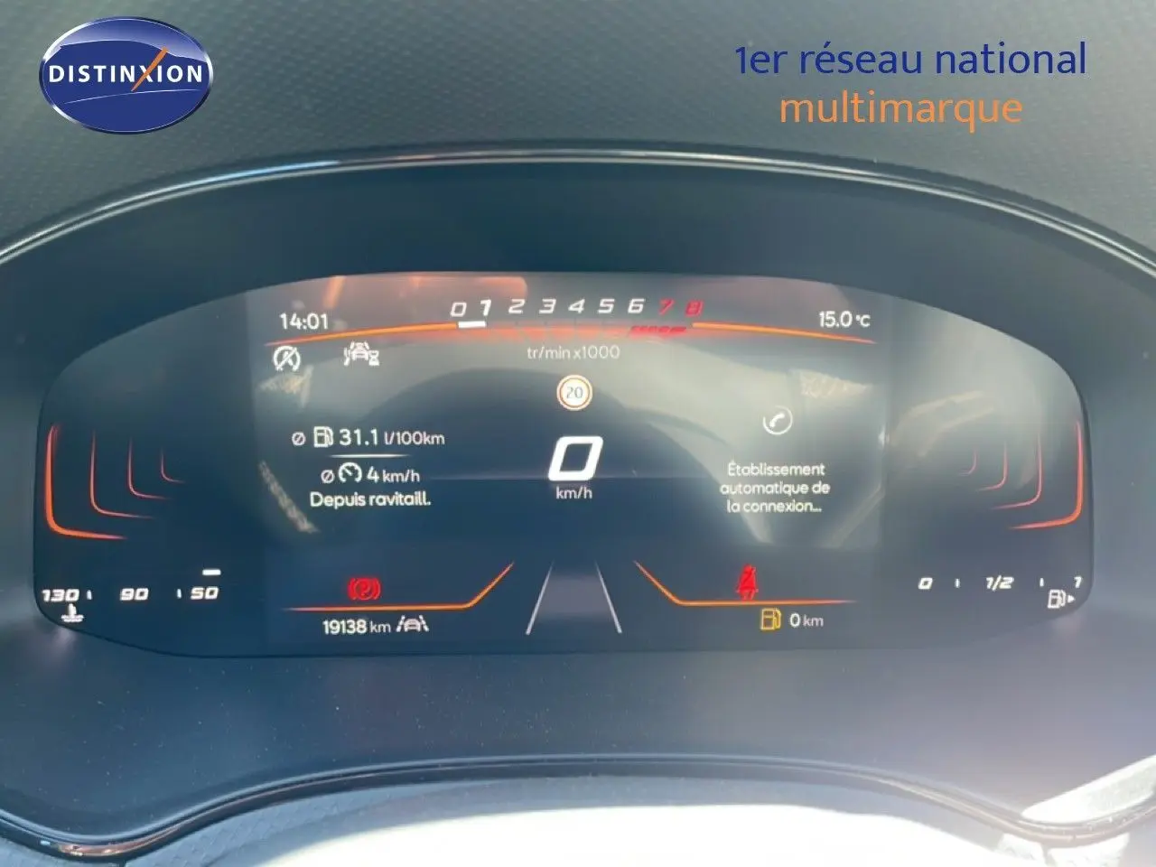 Affichage numérique du tableau de bord du SEAT Arona 2025 montrant la consommation, vitesse et température extérieure.