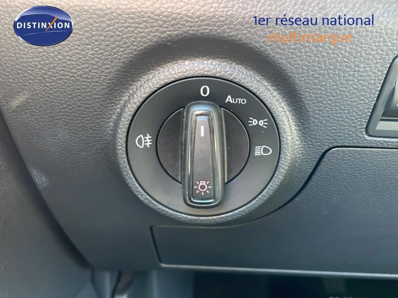 Commande circulaire des phares sur tableau de bord noir d'une SEAT ARONA 2025, bouton réglé sur feux de position.