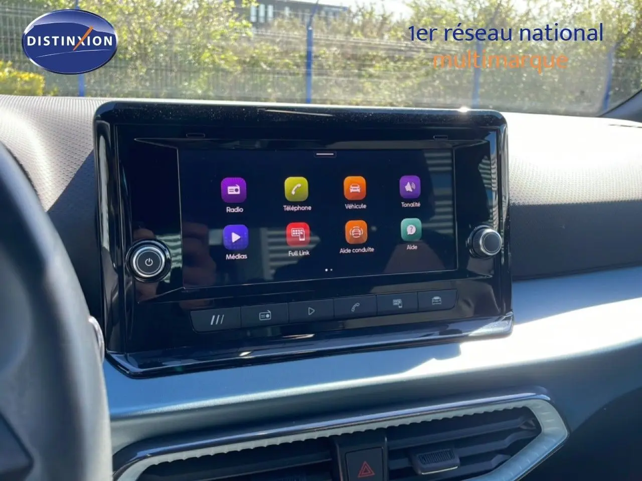 Vue intérieure centrée sur l’écran tactile du tableau de bord du SEAT Arona 2025, ambiance lumineuse naturelle.