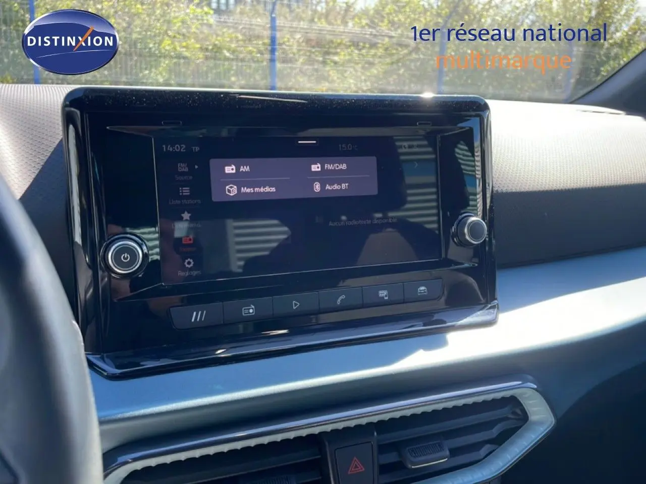 Vue rapprochée de l’écran multimédia noir dans l’habitacle clair d’un SEAT Arona 2025.