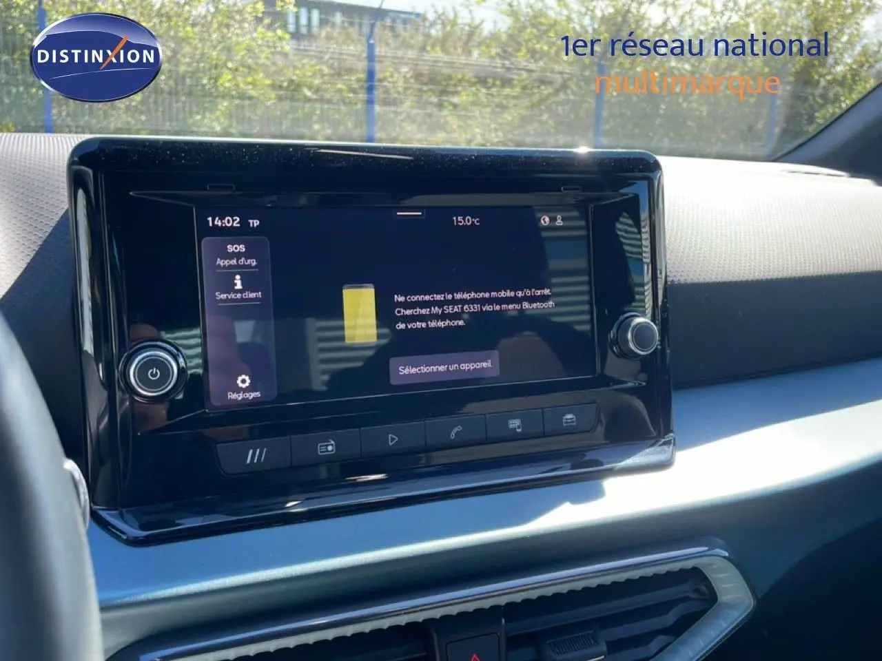 Vue rapprochée de l’écran tactile central du tableau de bord du SEAT Arona 2025, intérieur clair et moderne.