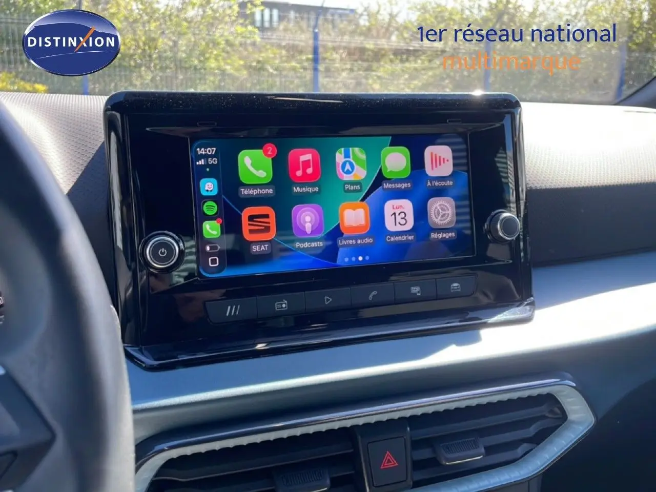 Écran tactile central du tableau de bord du SEAT Arona 2025, affichant les applications connectées en plein jour.