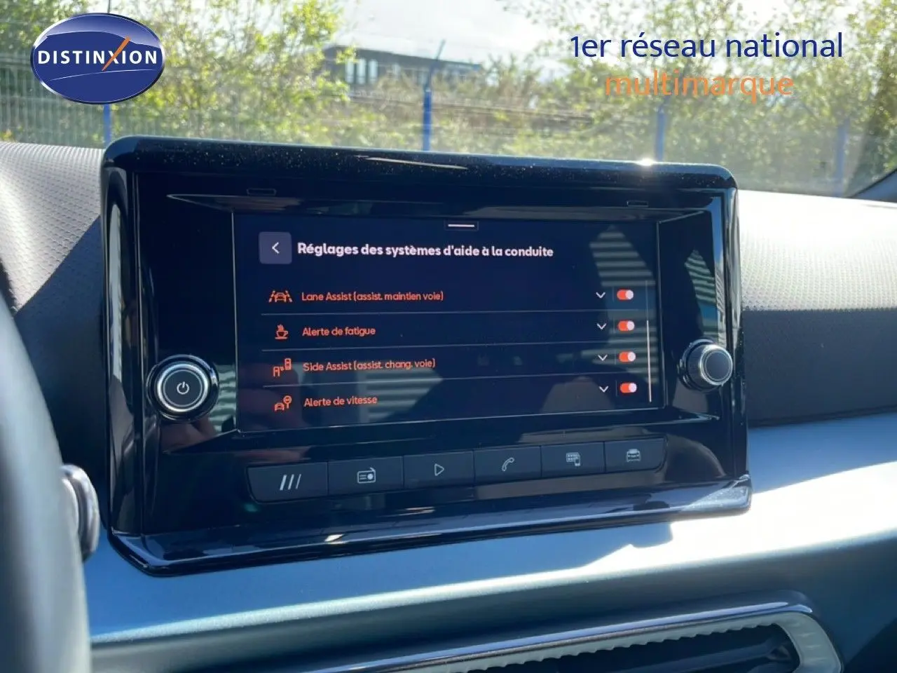 Écran tactile central du tableau de bord du SEAT Arona 2025, affichant les réglages d’aide à la conduite.