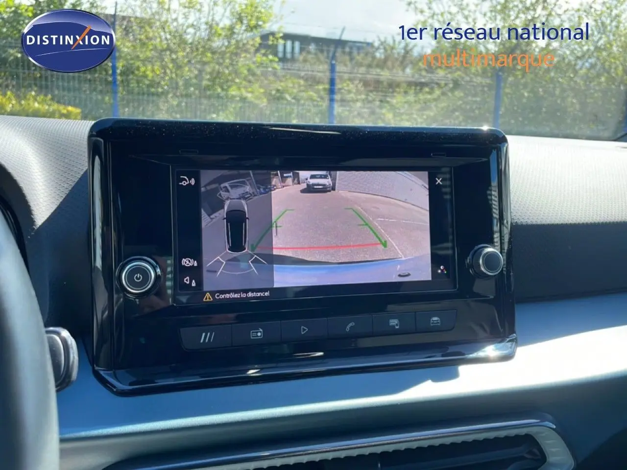 Écran central montrant la caméra de recul du tableau de bord d’un SEAT Arona blanc toit noir, intérieur noir.