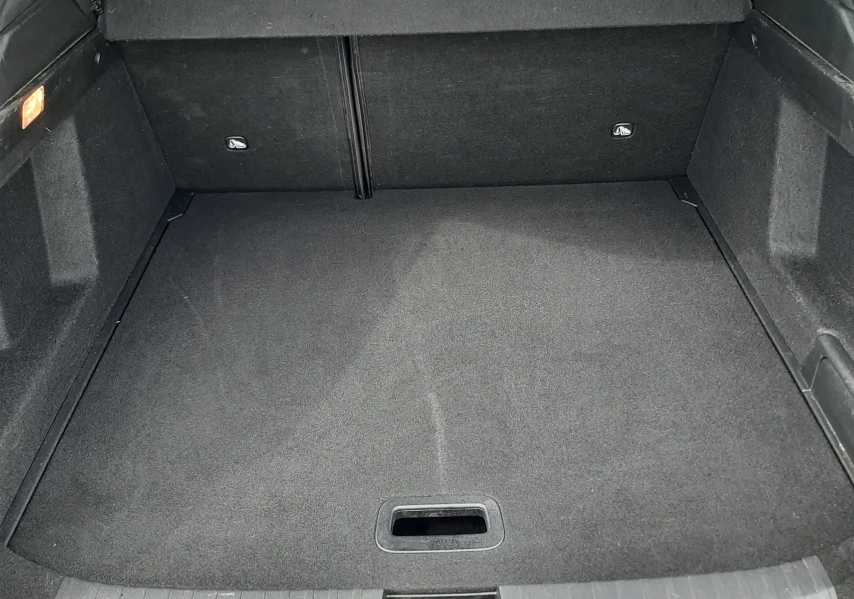 Coffre ouvert vu de face d’un Renault Arkana E-Tech 145ch RS-Line 2021, espace de chargement noir et propre.