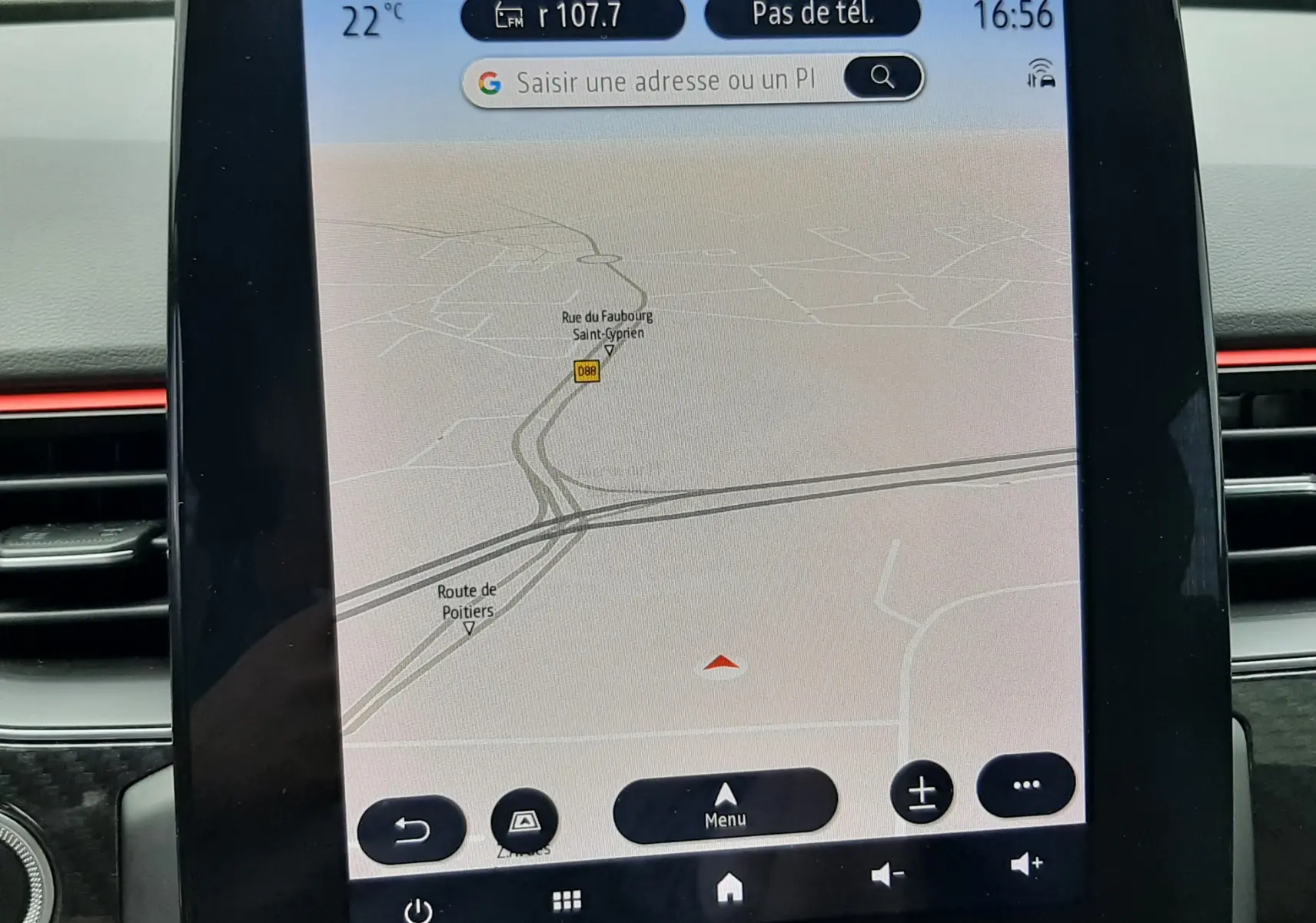 Écran tactile central du tableau de bord montrant la navigation GPS active dans une Renault Arkana E-Tech 145ch.