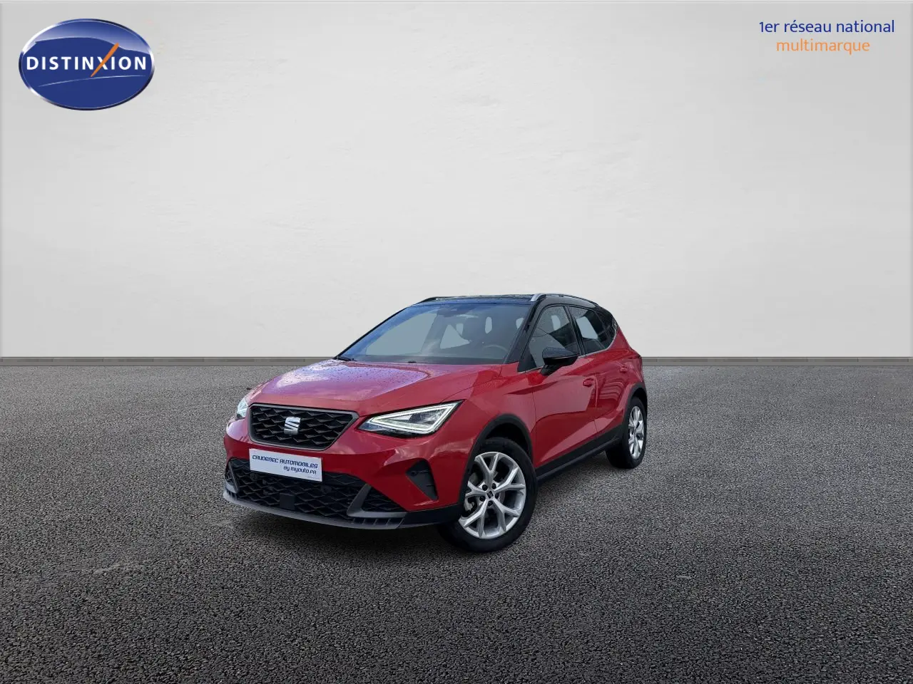 SEAT Arona rouge vue 3/4 avant droit, toit noir et projecteurs Full LED avec signature triangulaire.