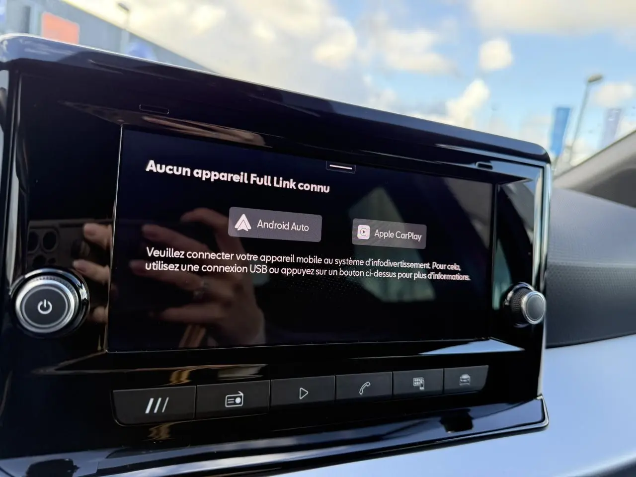 Écran tactile central du tableau de bord d'une SEAT Arona 2024 affichant les options Android Auto et Apple CarPlay.
