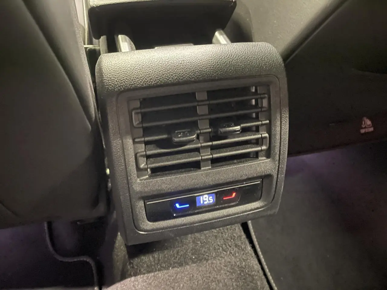 Détail de la ventilation arrière avec réglage de température numérique dans une Volkswagen Golf 1.5 eTSI blanche 2024.