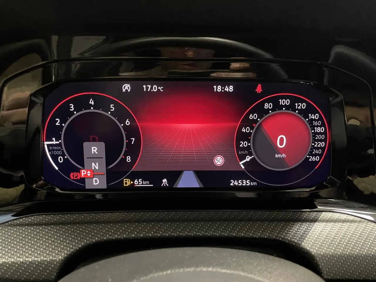 Vue rapprochée du combiné d'instruments digital rouge et noir de la Volkswagen Golf 2024, affichant 0 km/h.